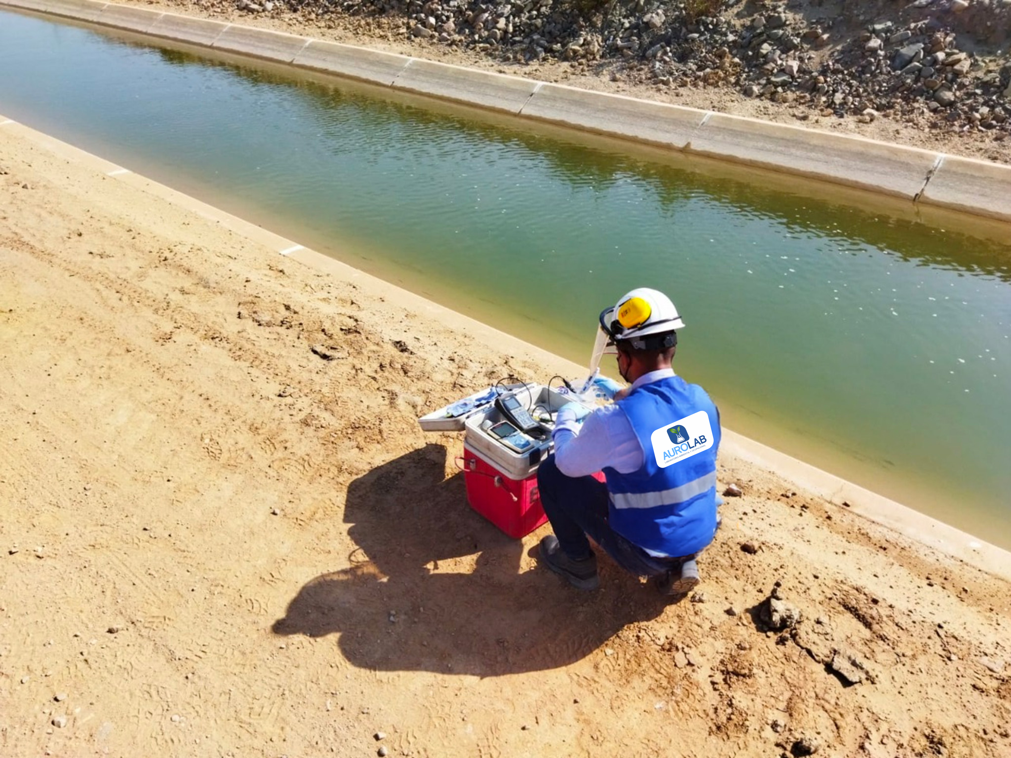 Equipo tomando muestras de agua